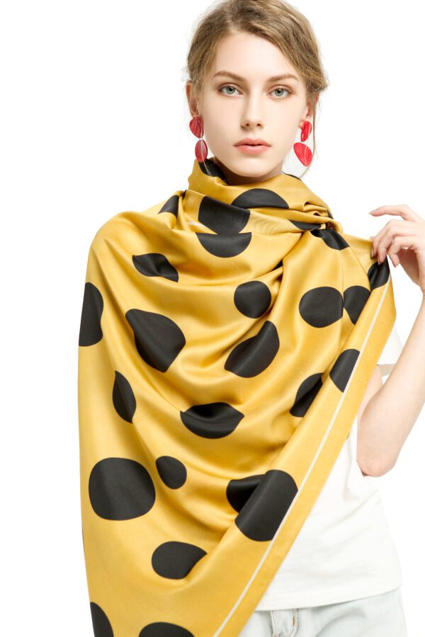 Size Dots AW 19047 Model Yellow 2 scaled Size Dots - Silk Till - AW-19047-[630][528][440][1110][870][400] SCARF.COM