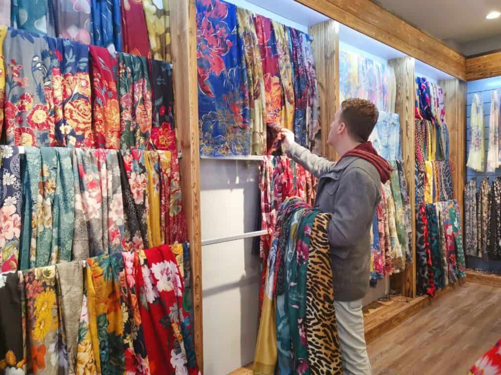 Best Wholesale Scarves Selection Tips: Where & How To Get 