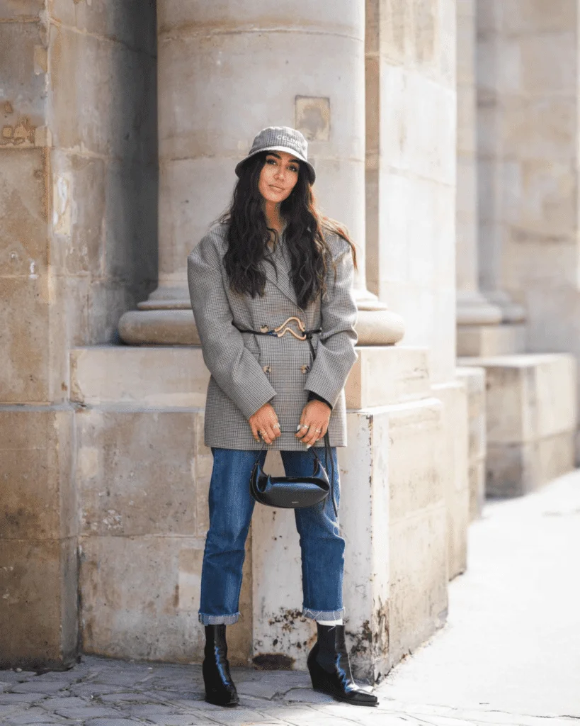 How To Pair A Bucket Hat With One To Make You Look Cool? 4 图片8 3 How To Pair A Bucket Hat With One To Make You Look Cool? SCARF.COM